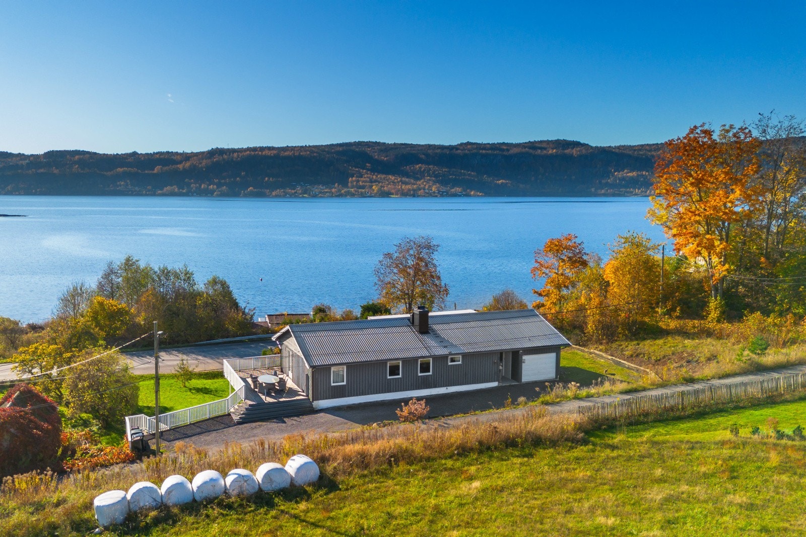 Idyllisk eiendom ved sjøen. Solrik og fredelig beliggenhet mellom Bekkestranda og Bjerkøya i vakre omgivelser. Galleribilde