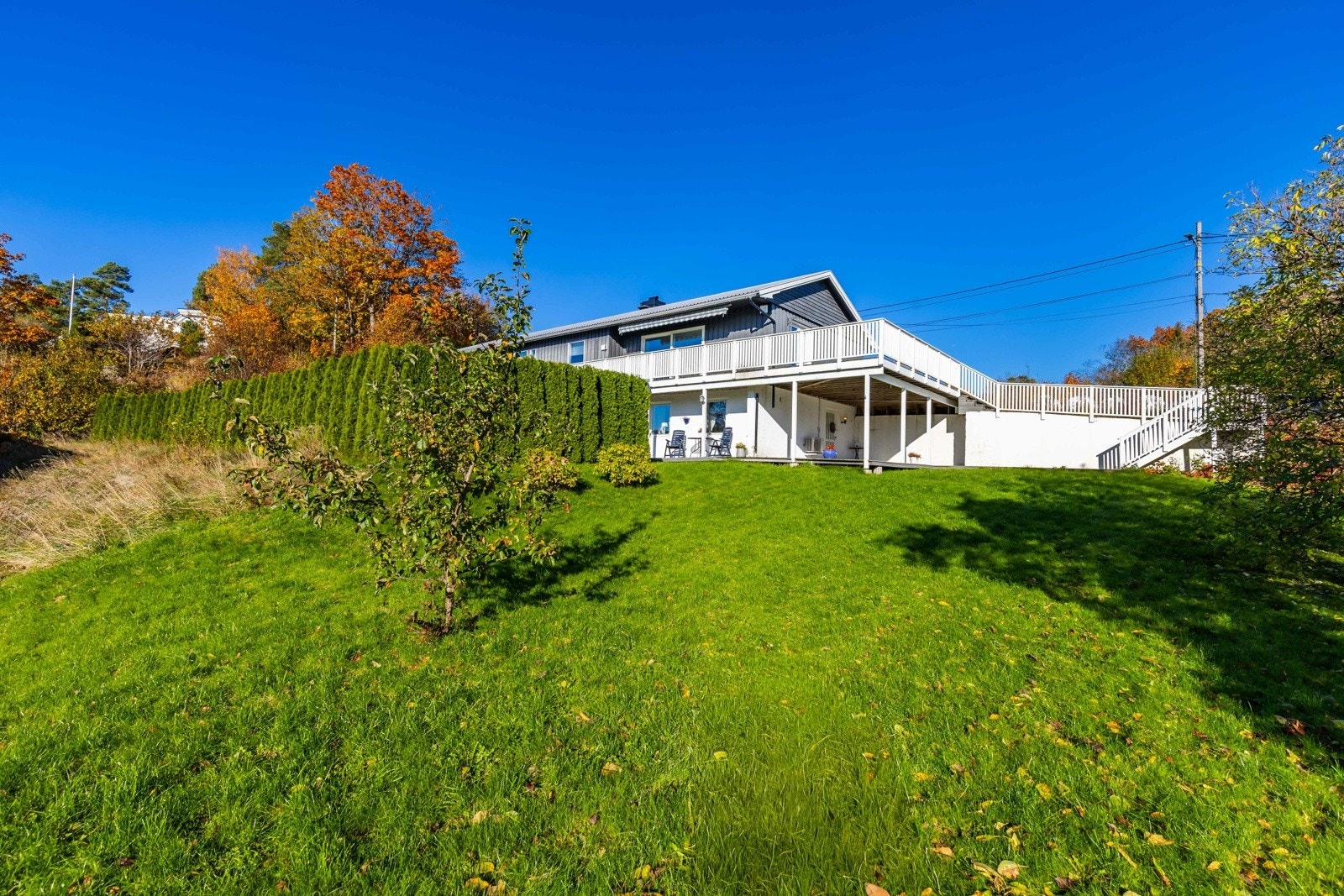 Velstelt tomt med gode solforhold. Her kan du nyte i grønne omgivelser. Galleribilde