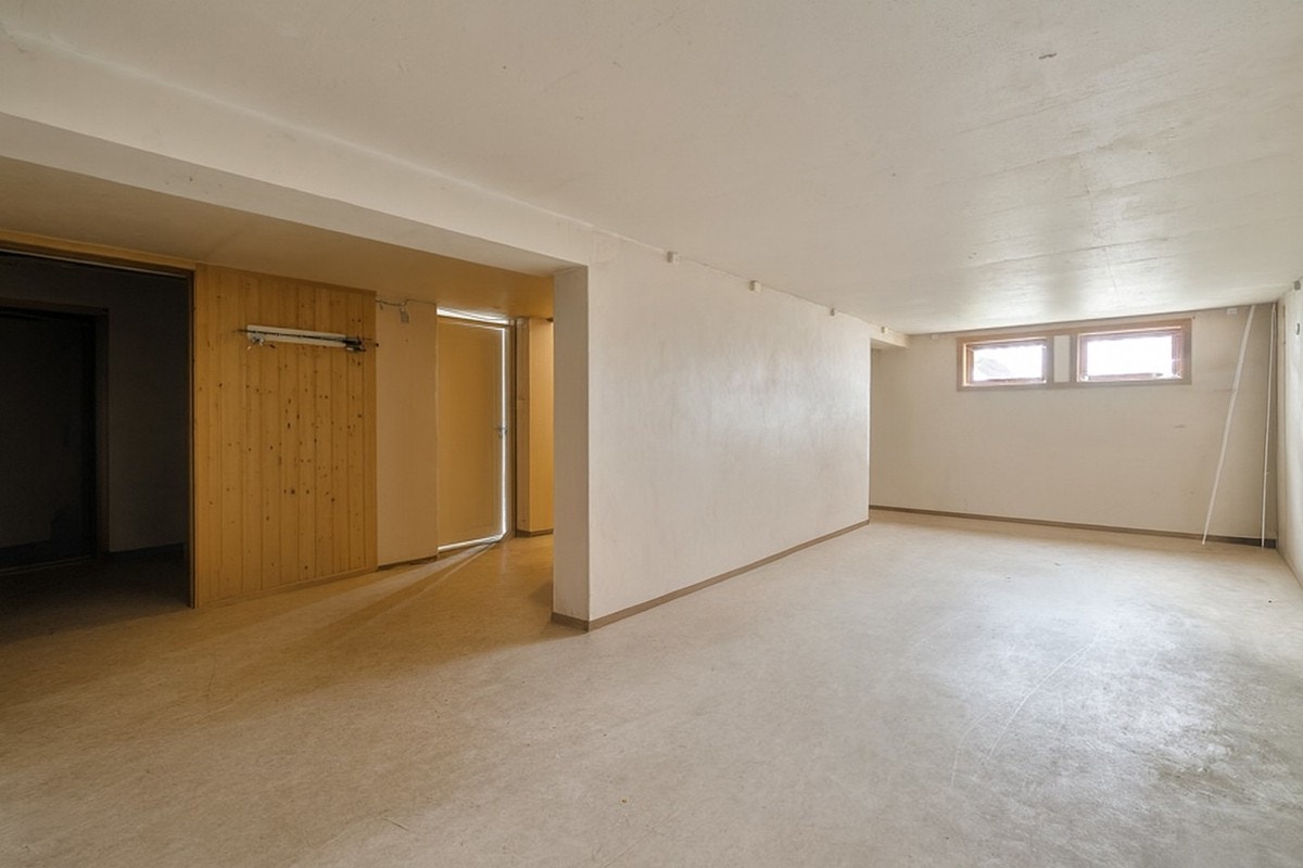 Romslig kjeller med gode lagringsmuligheter. Perfekt for oppbevaring, hobby eller framtidig tilpasning. Galleribilde