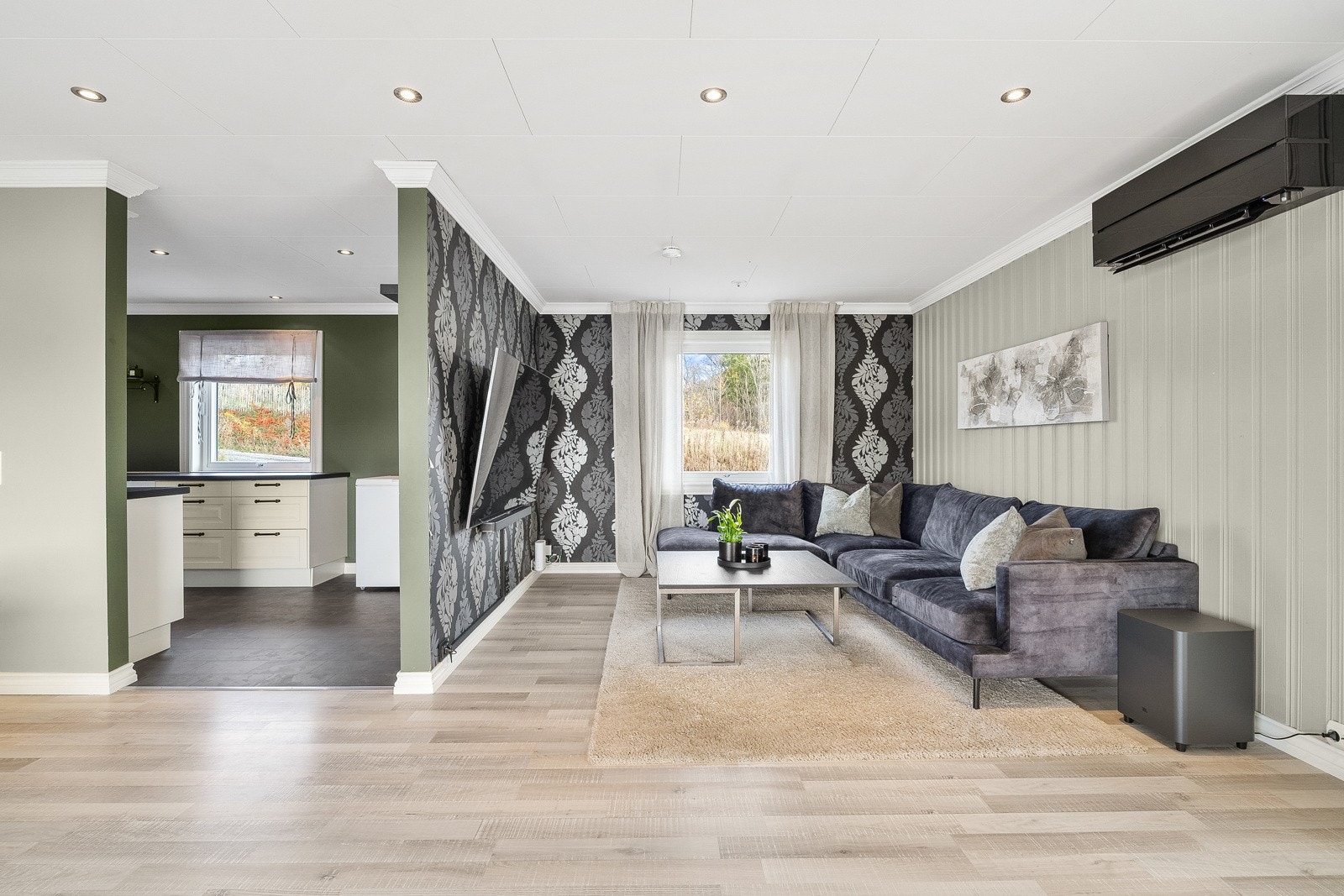 Moderne stue med delikate detaljer. En behagelig atmosfære med varme fargetoner og god planløsning. Galleribilde