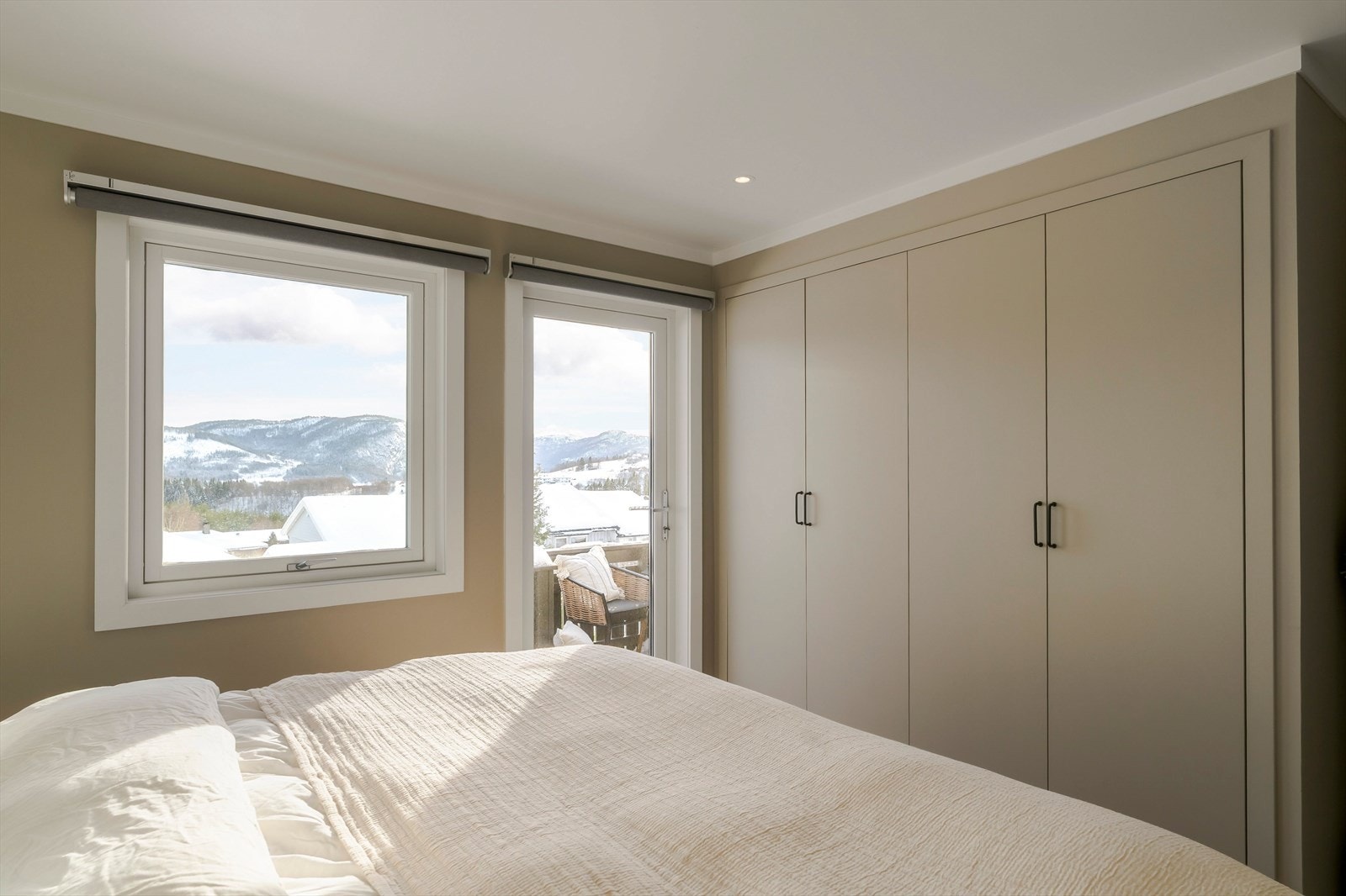 Soverommene er romslige, med god plass til garderobeløsning. Dette soverommet har også utgang til en av boligens balkonger. Galleribilde