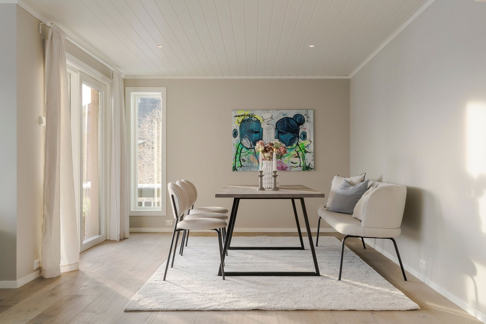 Store glassflater og skyvedør gir rikelig med naturlig lys og direkte utgang til veranda, noe som skaper en fin sammenheng mellom inne- og utearealene. Galleribilde