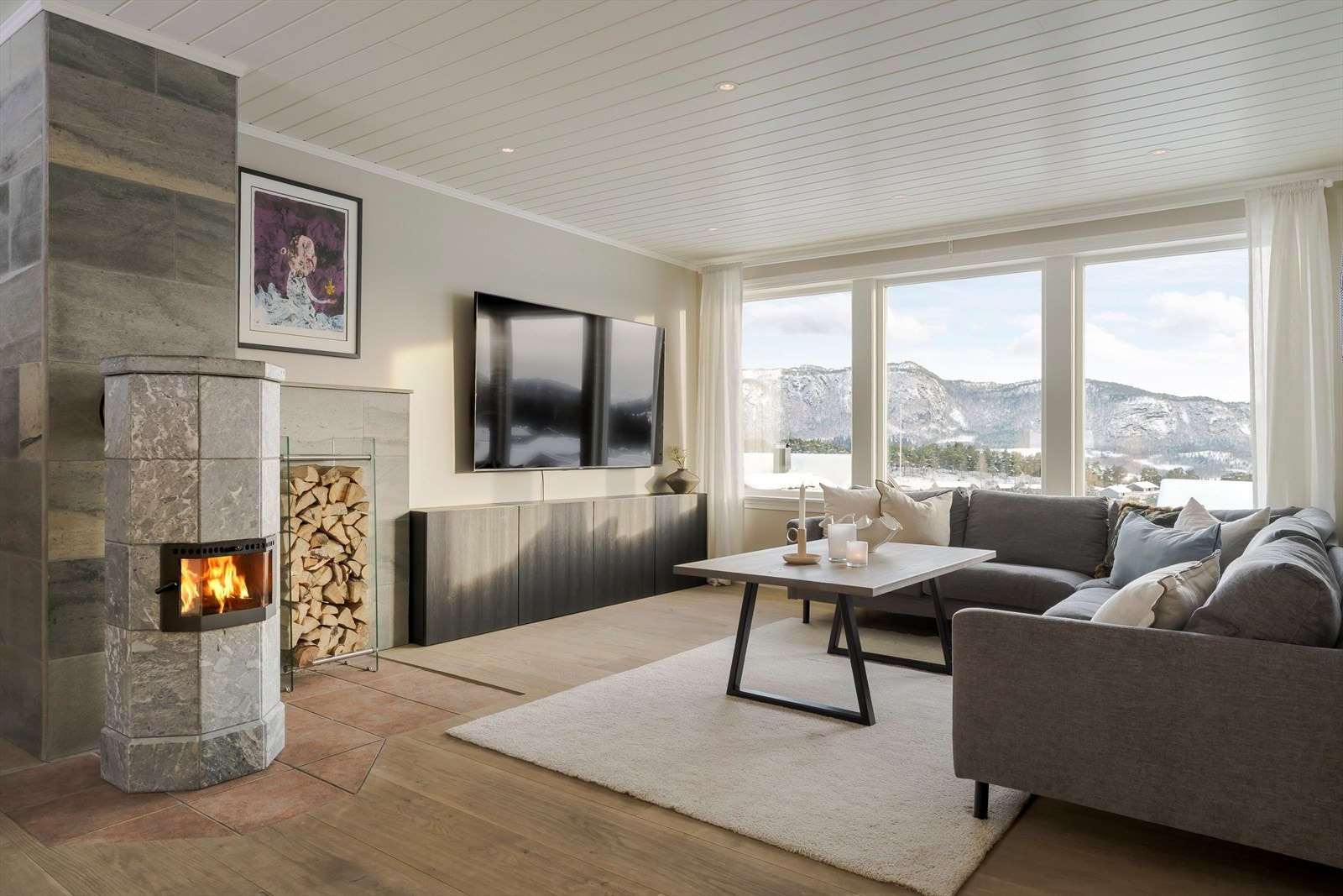 Det er montert peis, som gir både ekstra oppvarmingsmulighet og en lun atmosfære. Galleribilde