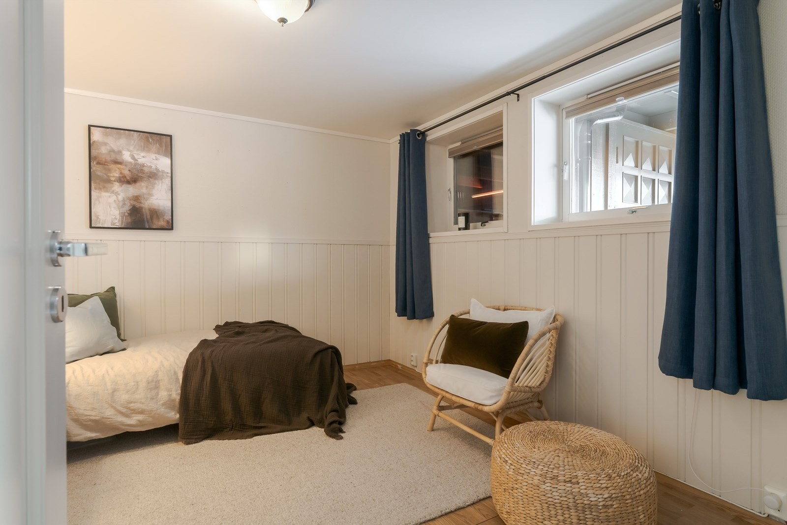 I sokkeletasjen er det ytterligere et soverom på ca. 11 m², med praktisk planløsning og vindu som gir naturlig lysinnslipp. Galleribilde