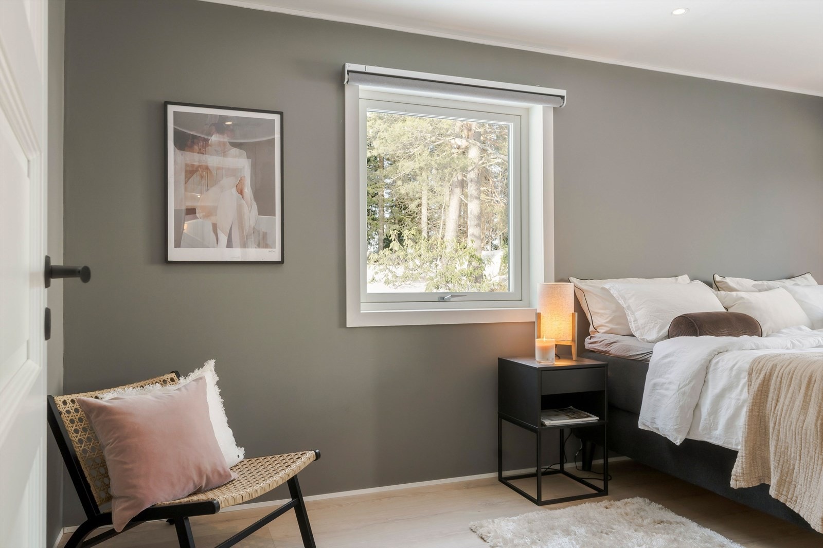 Rommet har gode vindusflater som gir rikelig med naturlig lys. Galleribilde