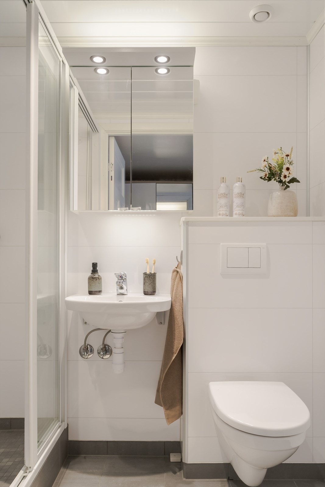 Pent og moderne bad pusset opp i 2016. Rommet har flislagt gulv med gulvvarme og er innredet med dusjnisje, servant og vegghengt toalett. Galleribilde