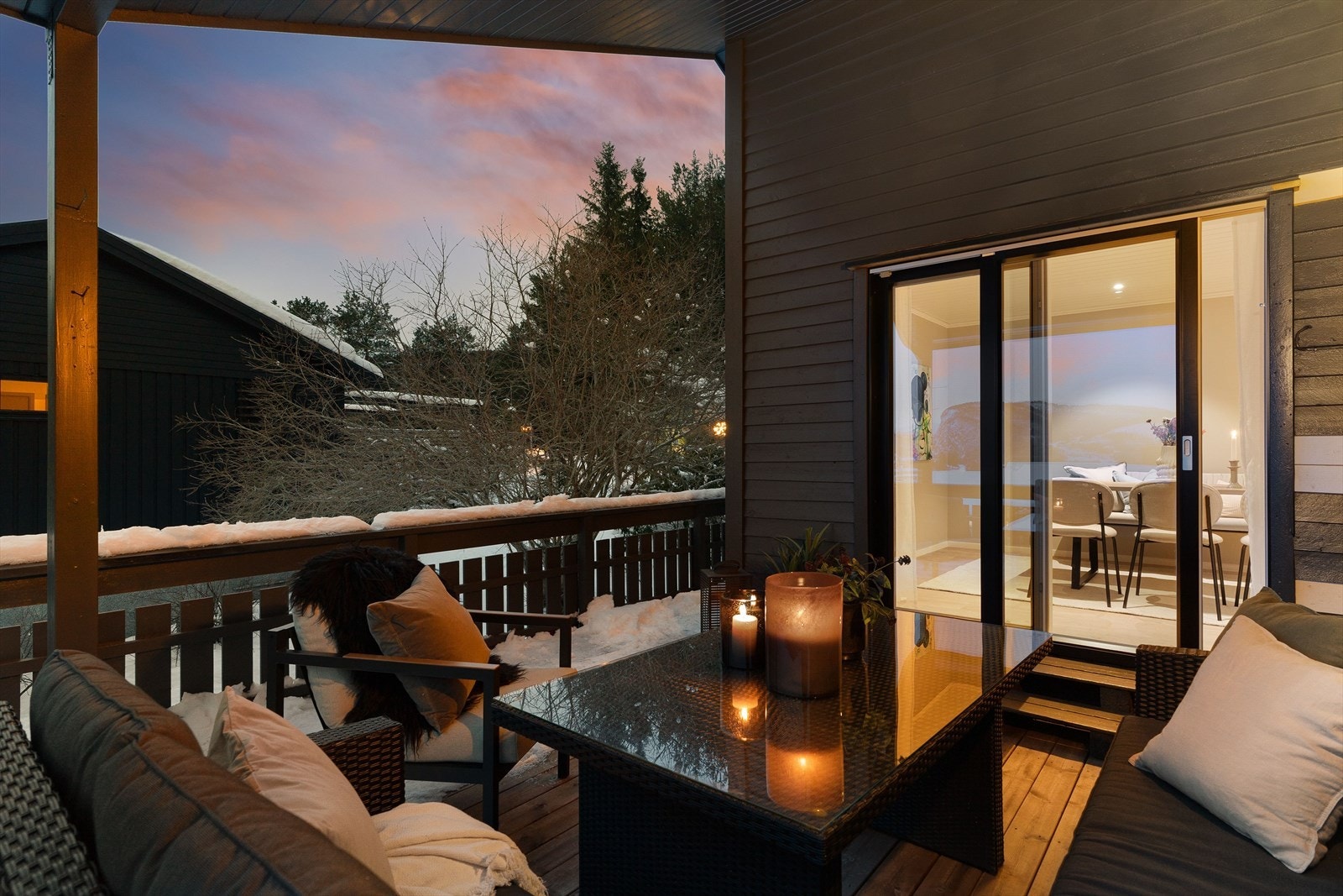 Her bor man litt utenfor sentrum, samtidig som det er kort vei til alle fasiliteter. Plassert høyt og fritt får boligen vidstrakt og helt nydelig utsikt mot naturen. Galleribilde