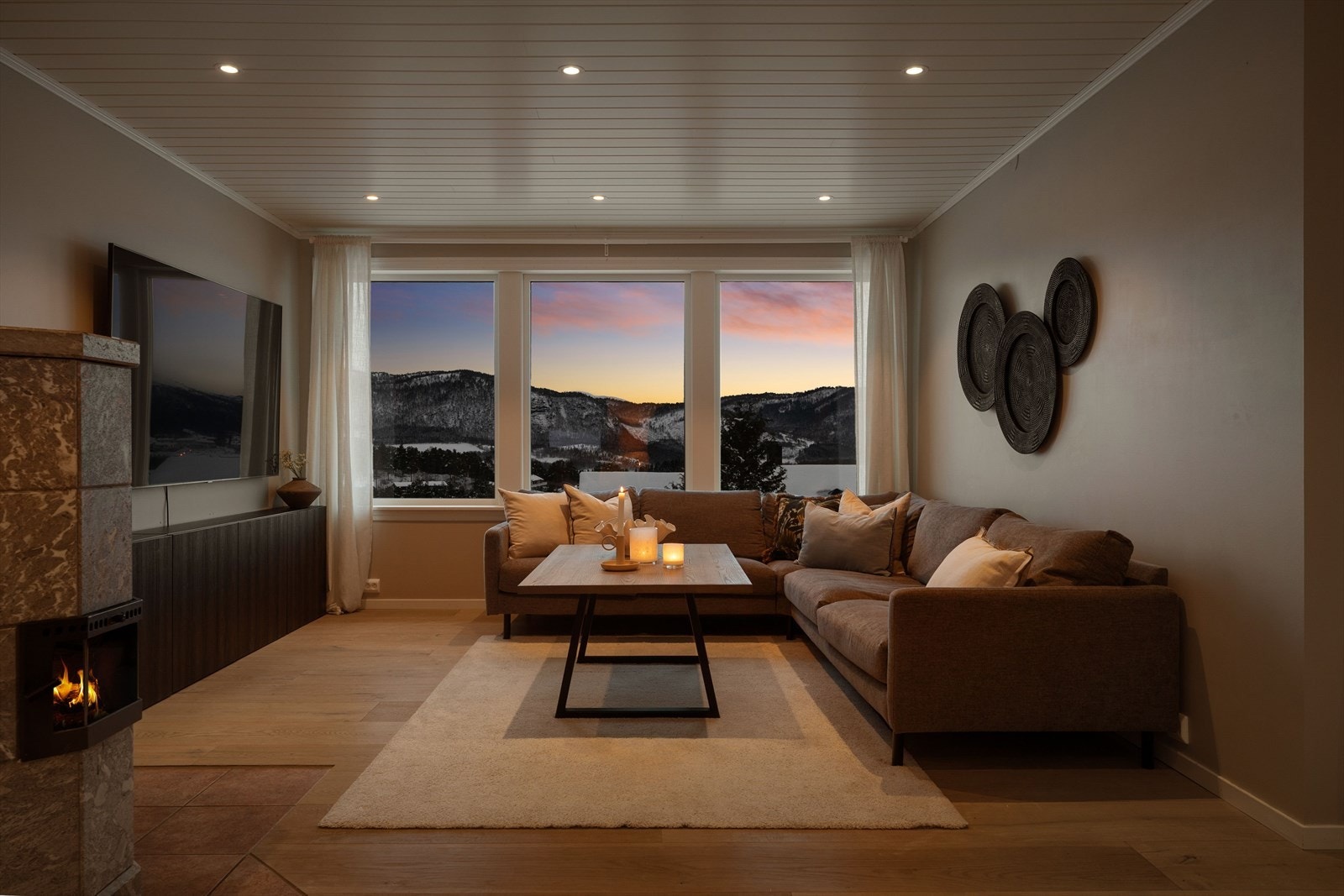 Stuen er romslig og innbydende, med store vindusflater som gir rikelig med naturlig lys og flott utsikt. Galleribilde