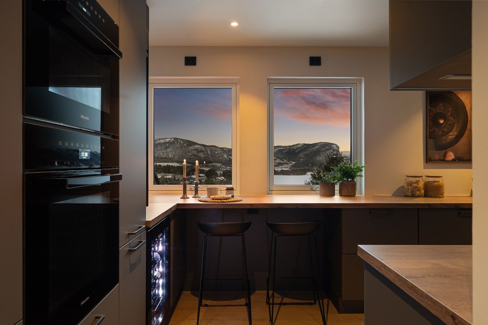 Kjøkkenet er nytt fra 2024 og fremstår som moderne og gjennomført, med innredning levert fra Keo. Galleribilde