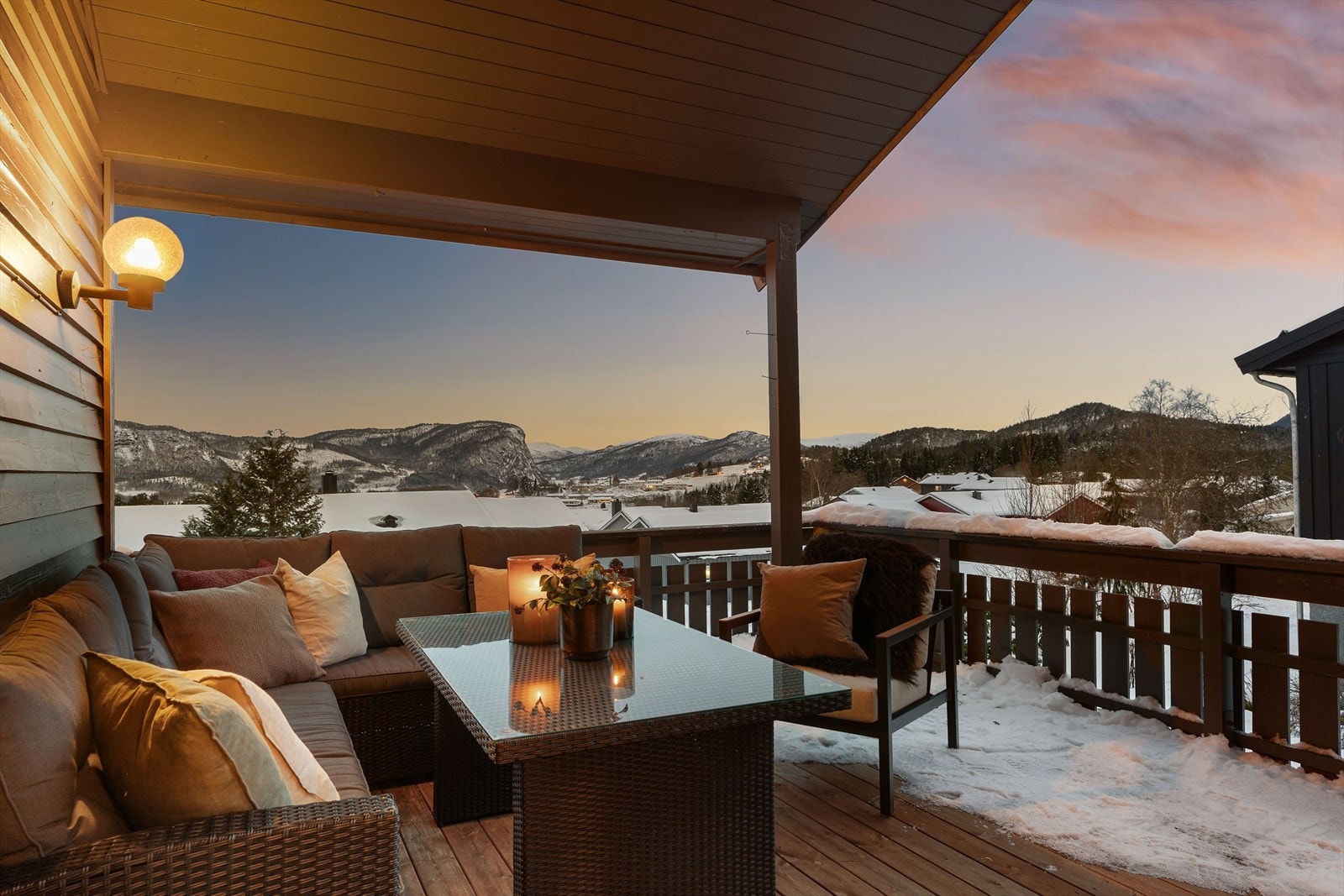 Velkommen til en praktisk enebolig over to etasjer. Omgivelsene er landlige, i gangavstand til turveier, dagligvare og skole for alle trinn. Galleribilde