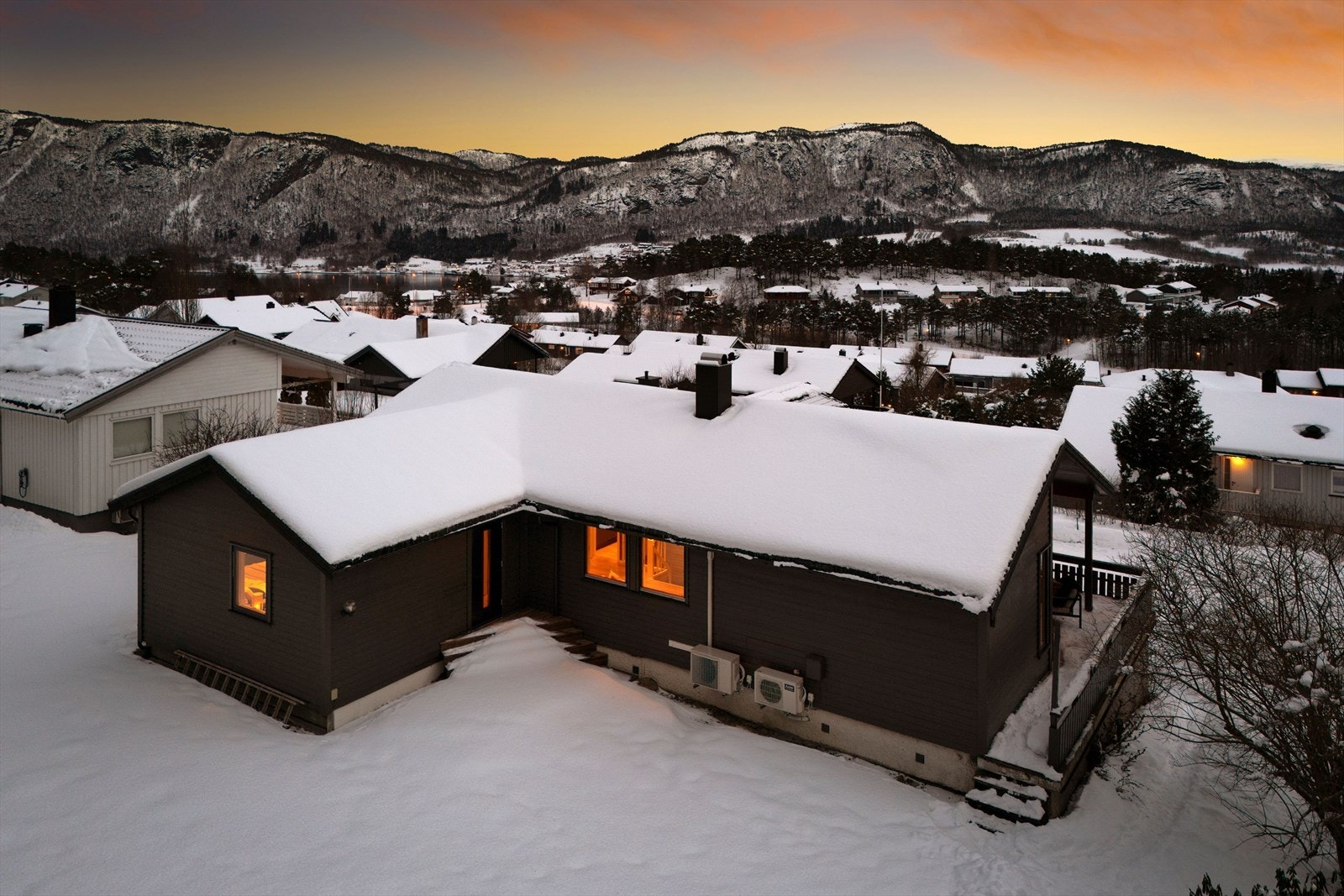 Det ble lagt ny pappshingel på taket i 2011. Det ble ble også byttet flere vinduer i forbindelse med oppussing innvendig i 2017. Galleribilde