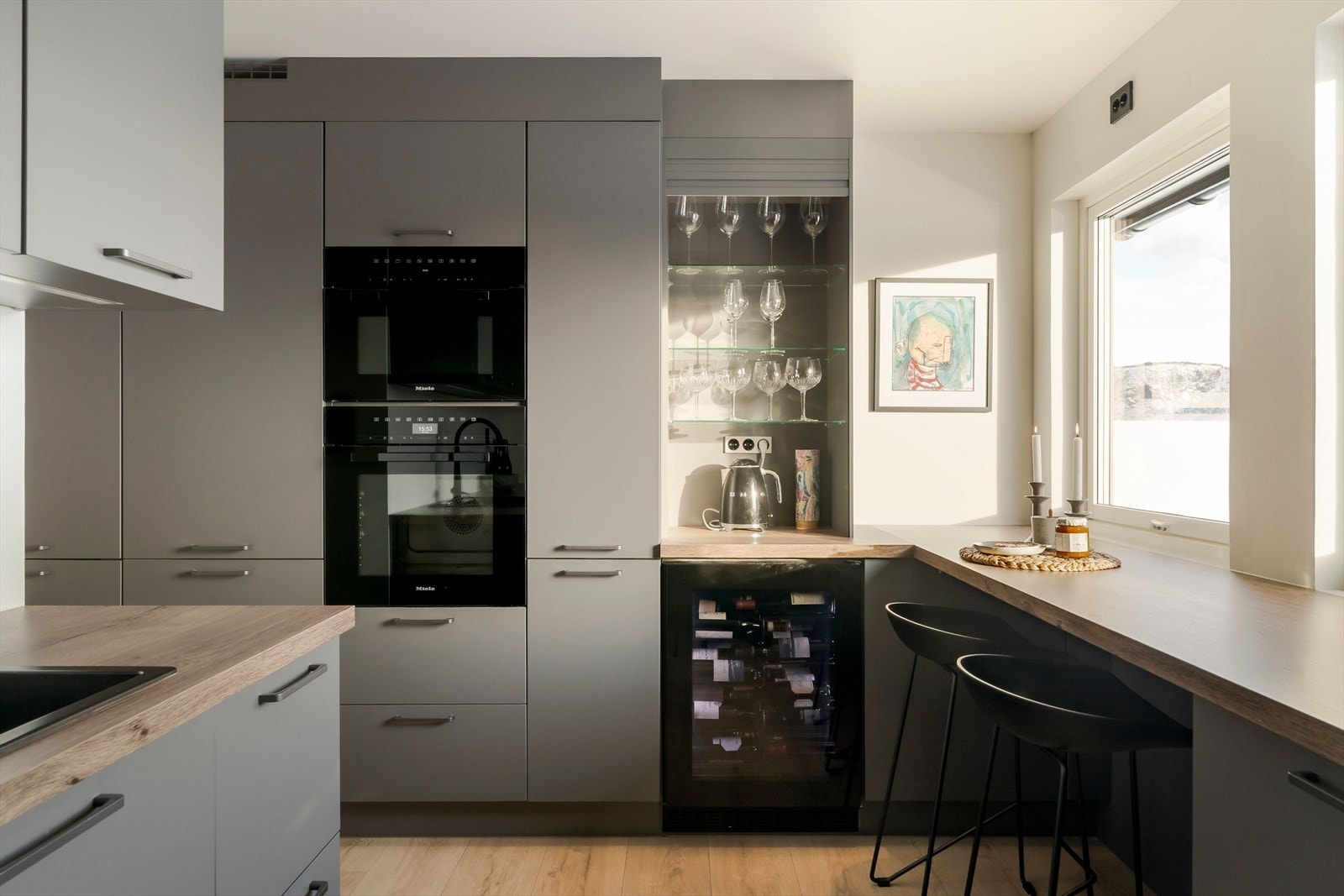 Videre er det integrert vinkjøler fra Temptech, som bidrar til både funksjonalitet og et eksklusivt preg. Galleribilde