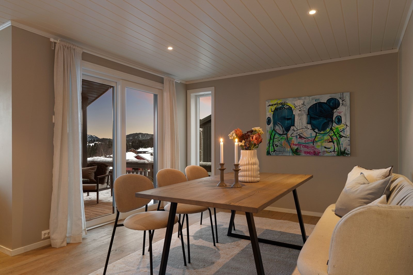 Spisestuen er en integrert del av boligens hovedoppholdsrom og har god plass til langbord og flere sitteplasser. Galleribilde