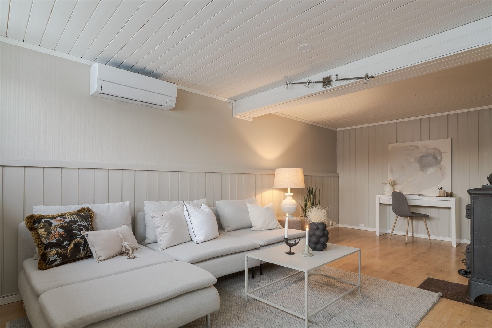 Kjellerstuen er romslig og innbydende, med god plass til sofagruppe og øvrig møblering. Galleribilde