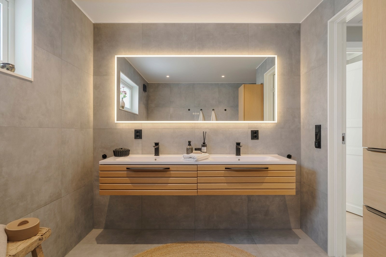 Badet er renovert i forbindelse med oppgradering av boligens andre etasje, og fremstår som moderne, romslig og påkostet. Galleribilde