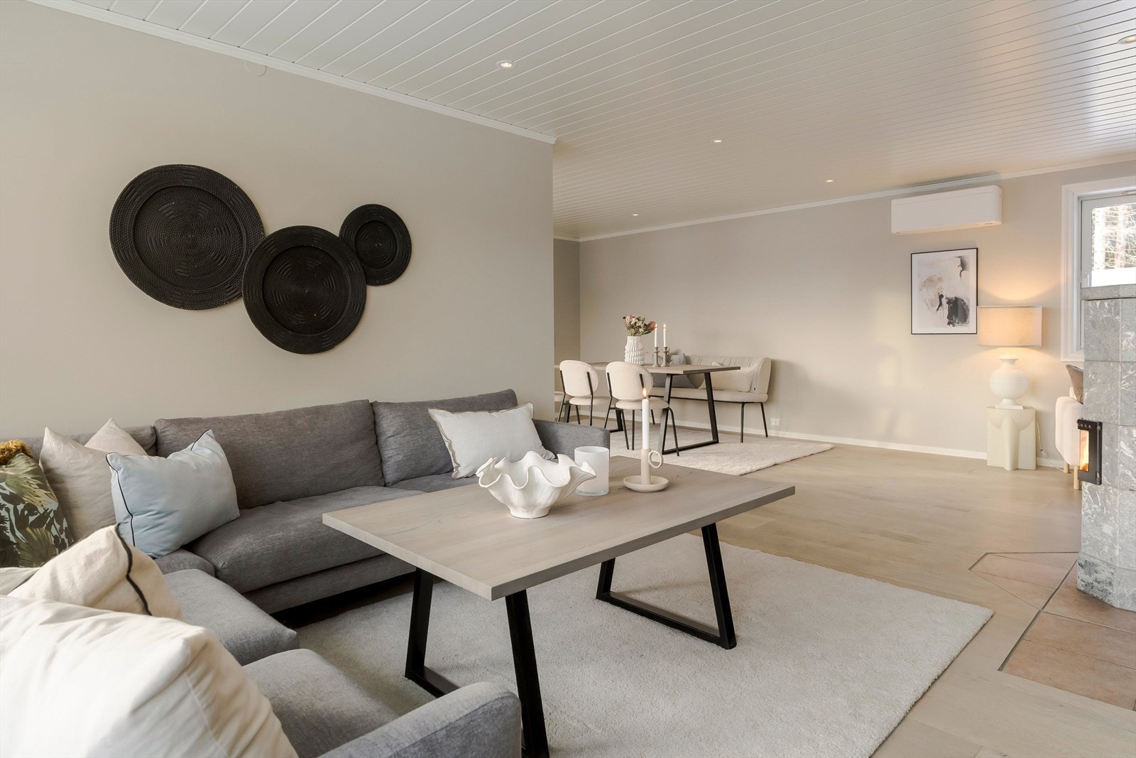 Stuen ble oppgradert i 2017, og det ble i 2025 satt inn nye varmepumper i boligen. Galleribilde