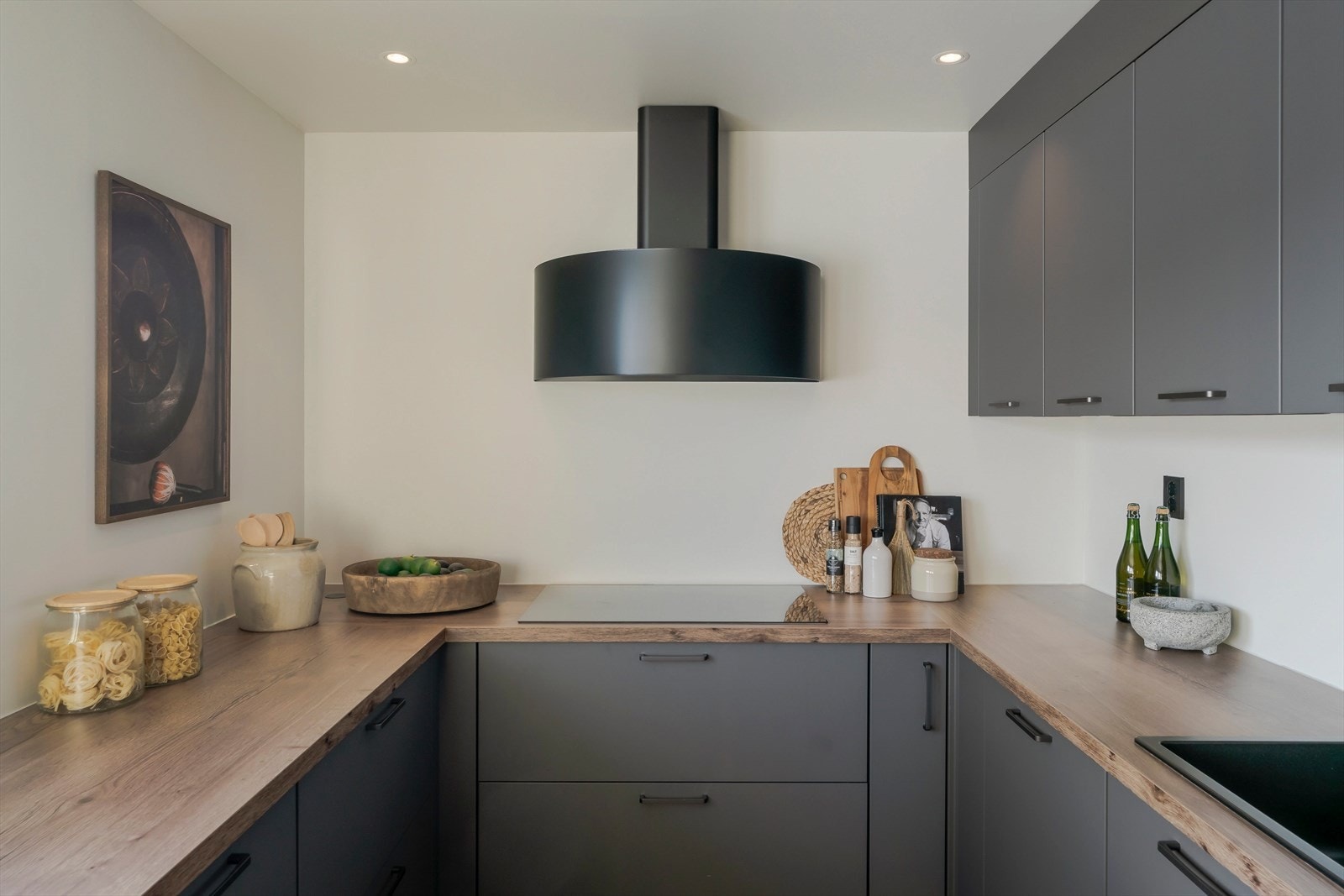 Helheten gir et kjøkken godt tilpasset både hverdagsbruk og sosiale sammenkomster. Galleribilde