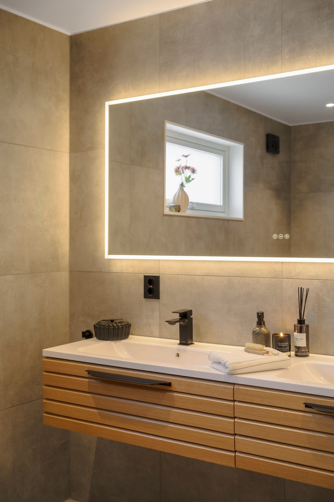 Det er benyttet store, tidløse fliser og gjennomgående moderne farge- og materialv Galleribilde