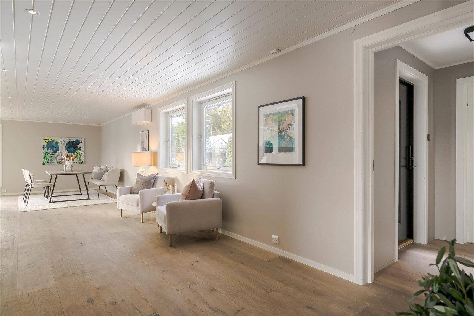 Boligen har adkomst både fra fremsiden og baksiden av huset. Galleribilde