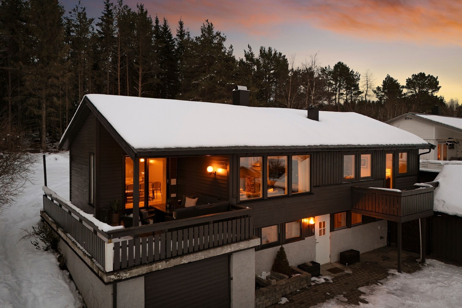 Området er preget av eneboligbebyggelse og lite trafikk, med nærhet til skog og mark som gir gode tur- og rekreasjonsmuligheter i umiddelbar nærhet. Galleribilde