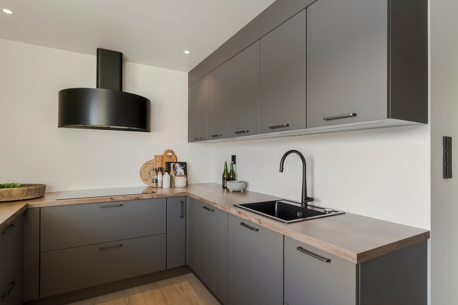 Kjøkkenet er utstyrt med hvitevarer fra Miele, herunder toppmodeller som kombidampovn. Galleribilde