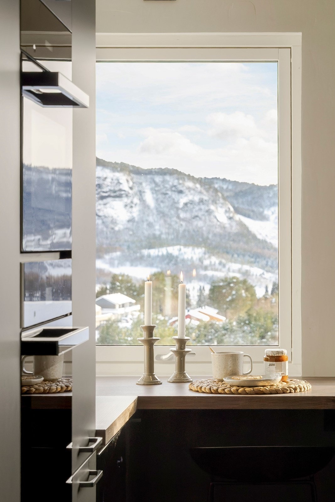 Det er godt med skap- og benkeplass, og løsningen inkluderer praktisk barløsning mot vindu som gir en sosial sone og fin kontakt med omgivelsene utenfor. Galleribilde