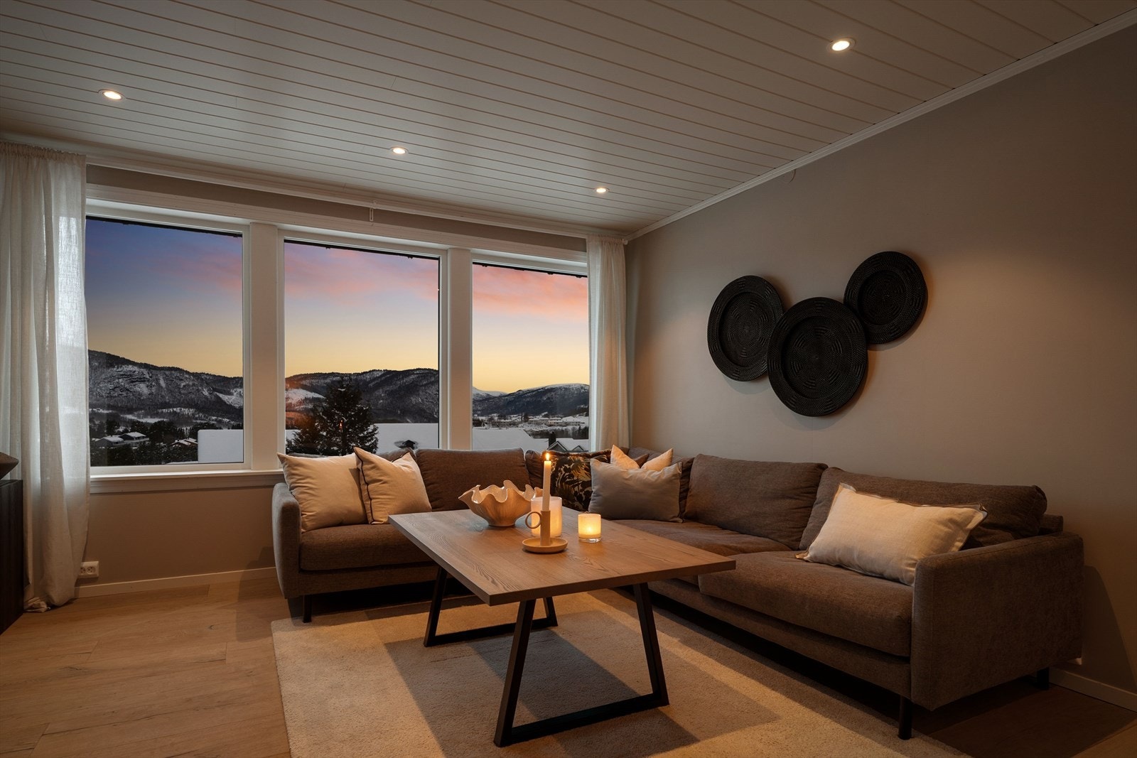 Rommet har god plass til stor sofagruppe og øvrig møblement, og oppleves som et naturlig samlingspunkt i boligen. Galleribilde