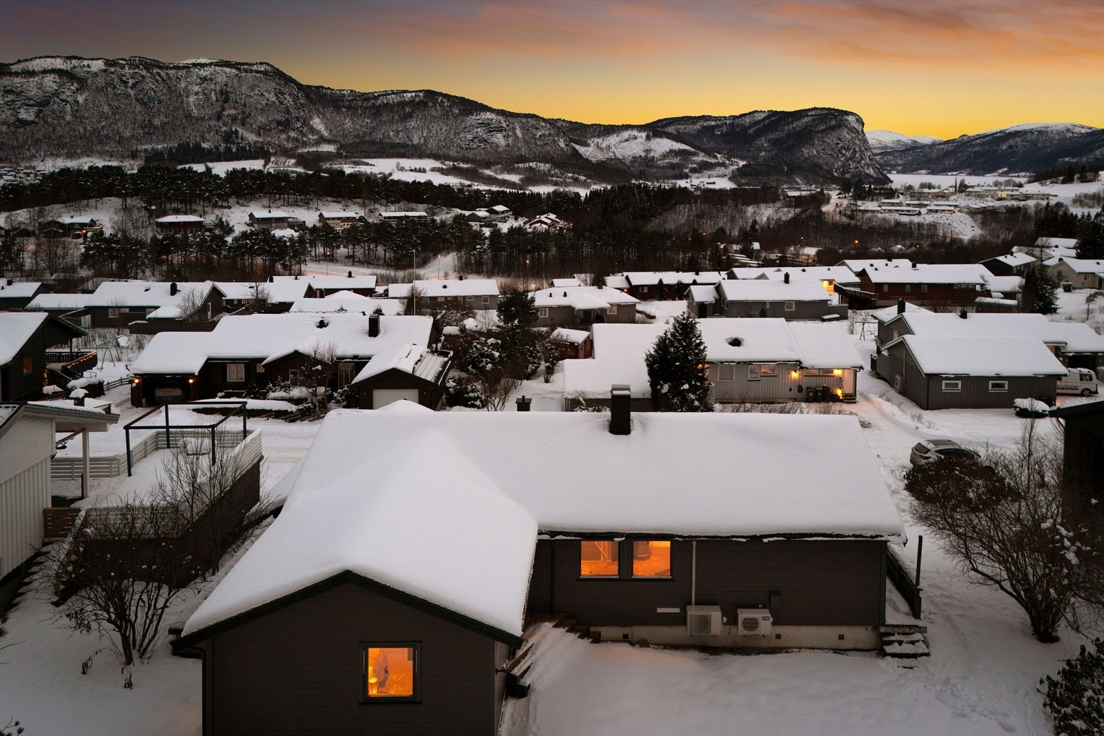 Tomta er på ca. 1 mål og er pent opparbeidet med steinlagt gårdsplass og hage med plen, busker, trær og blomsterbed. Galleribilde