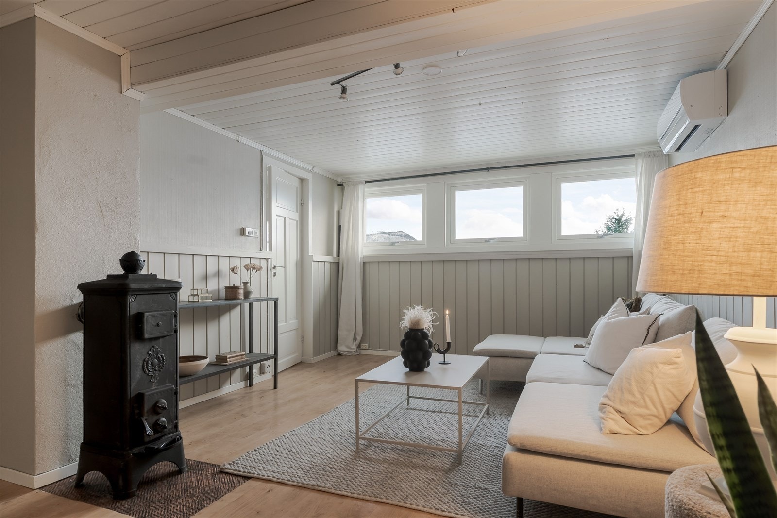 Her er det også montert vedovn, som gir ekstra oppvarming og en lun atmosfære. I tillegg er det montert varmepumpe i etasjen. Galleribilde