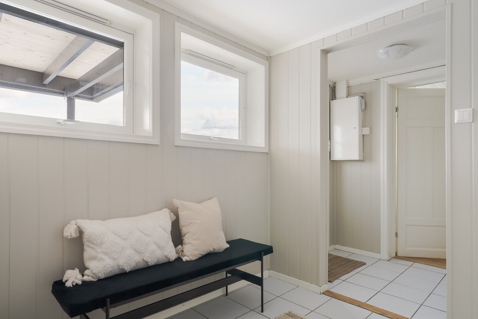 Boligens entré gir et ryddig og innbydende førsteinntrykk. Her er det god plass til oppheng av yttertøy og oppbevaring av sko. Galleribilde