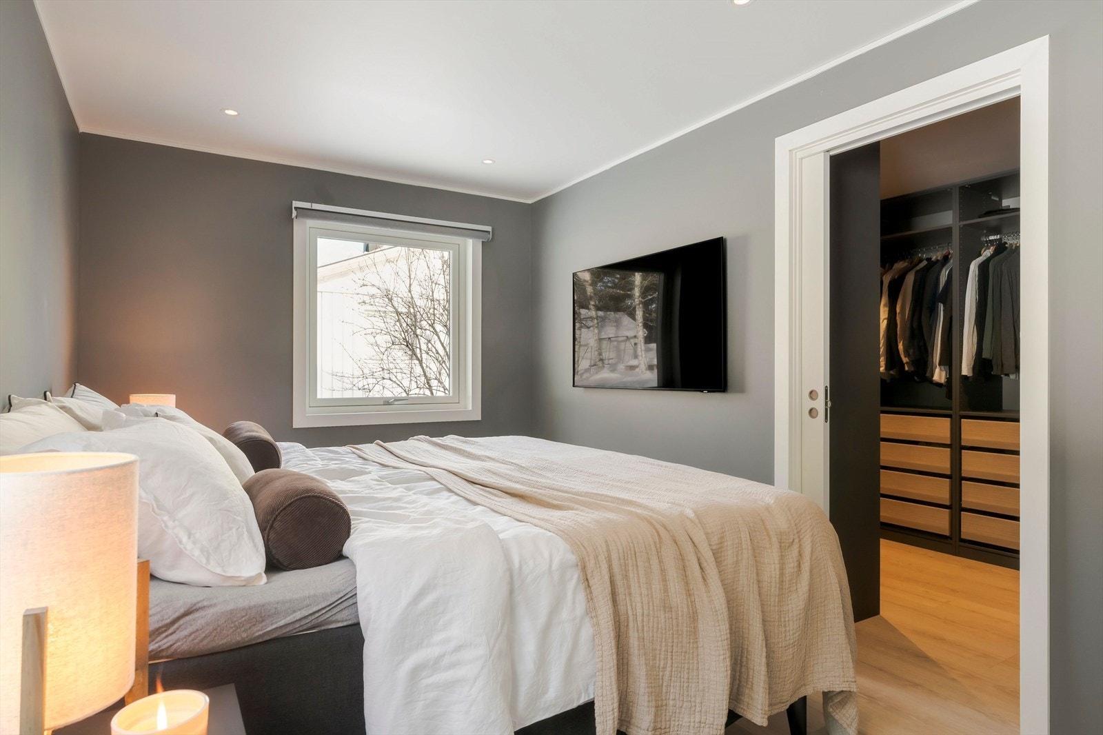 I tilknytning til hovedsoverommet er det etablert en romslig walk-in garderobe på ca. 9,5 m², innredet med PAX-garderobeløsning som gir gode oppbevaringsmuligheter. Galleribilde