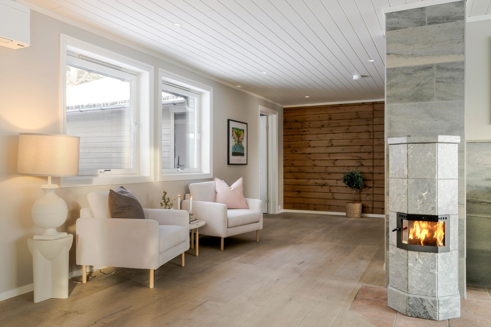 Oppholdsrommet oppleves - som resten av boligen - veldig gjennomført. Galleribilde