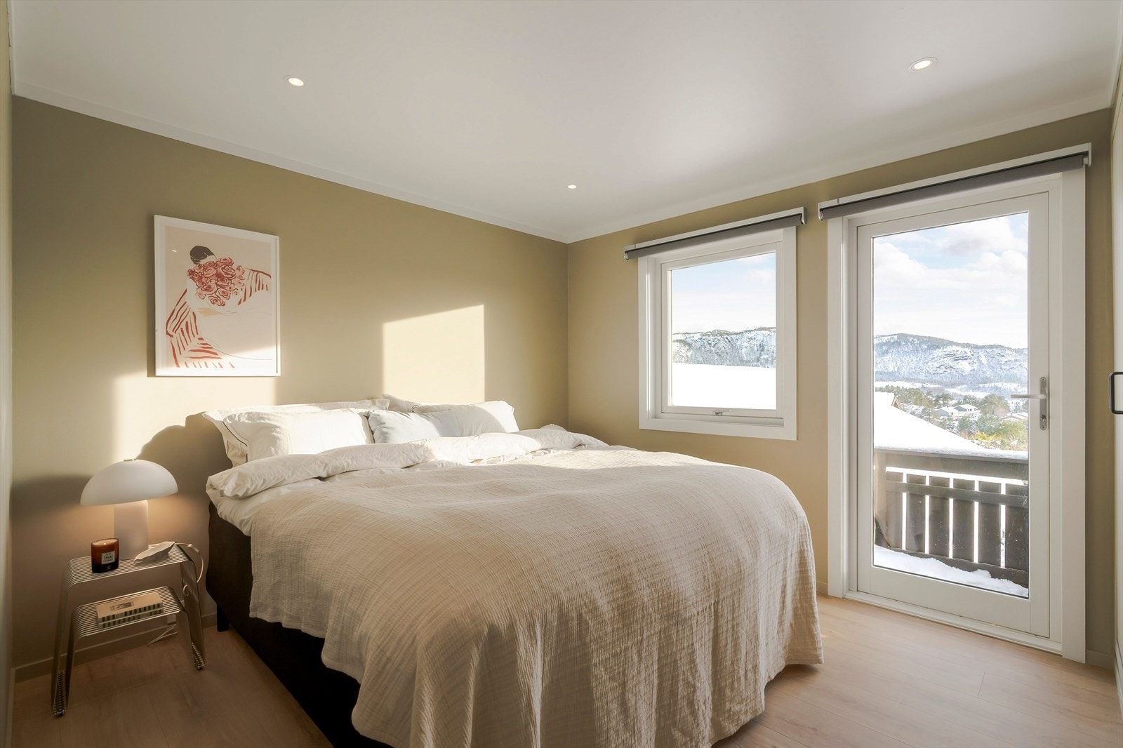 Boligen har flere soverom med god planløsning, fordelt over både første etasje og sokkeletasje. Galleribilde