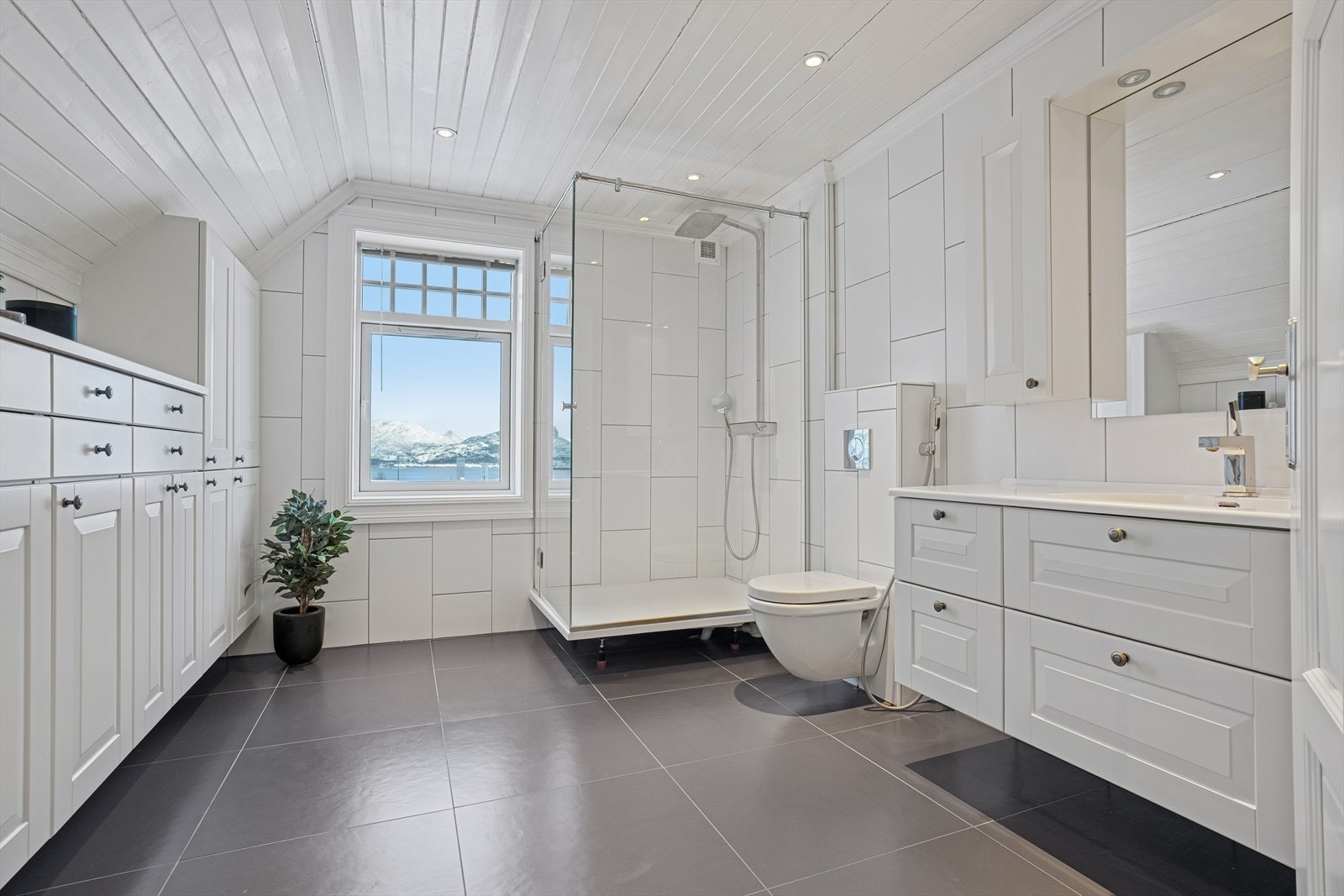 Badet ble modernisert i 2013 og har flislagte overflater i nøytrale fargetoner Galleribilde