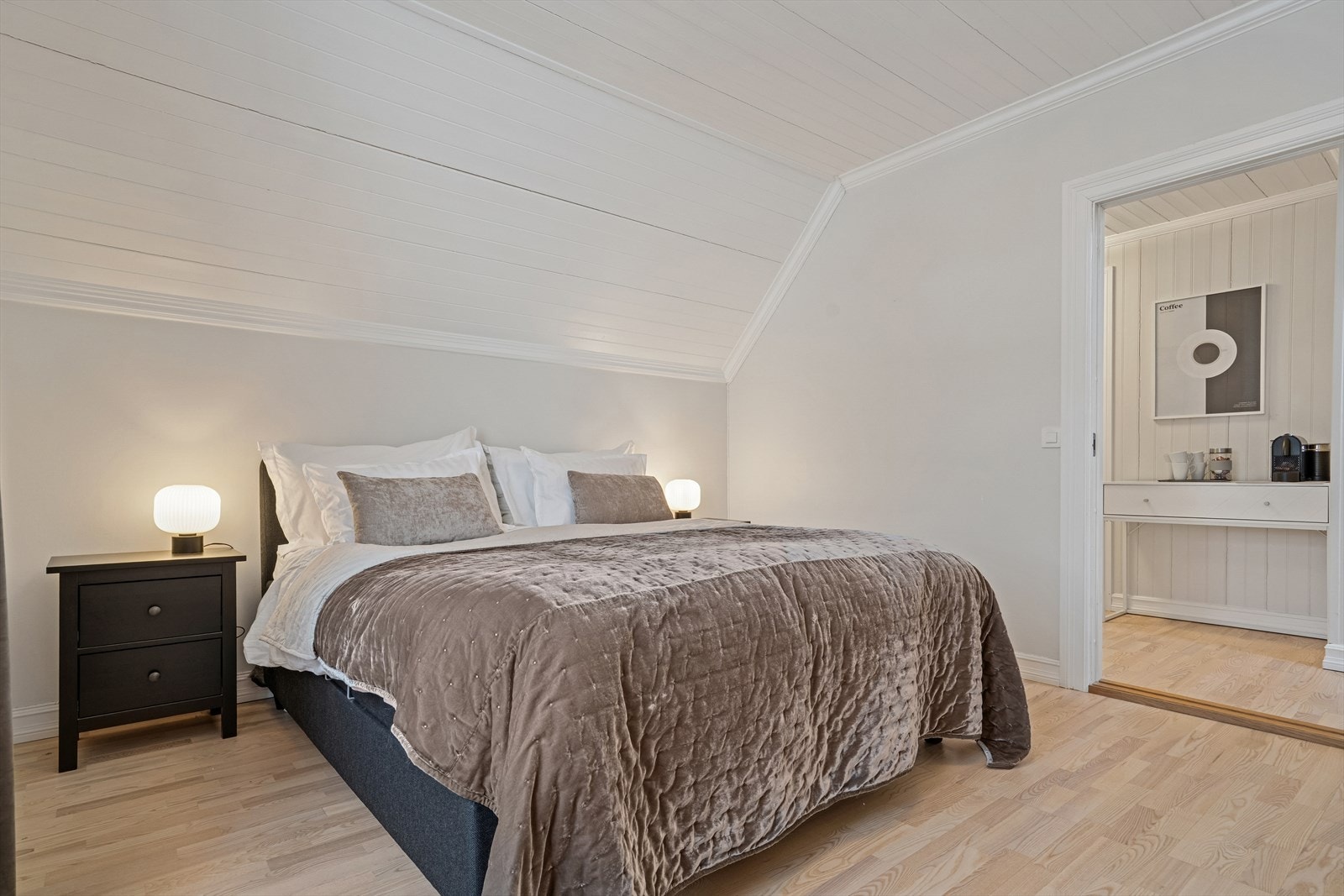 Soverom I - Hovedsoverommet byr på god plass til dobbeltseng med tilhørende nattbord på begge sider Galleribilde