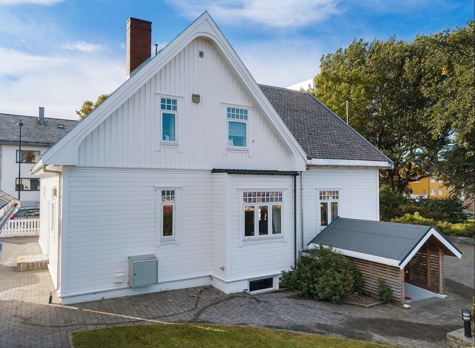 Boligen er både SEFRAK-registrert og bevaringsverdig da det er et av få hus i området som sto etter 2.verdenskrig Galleribilde