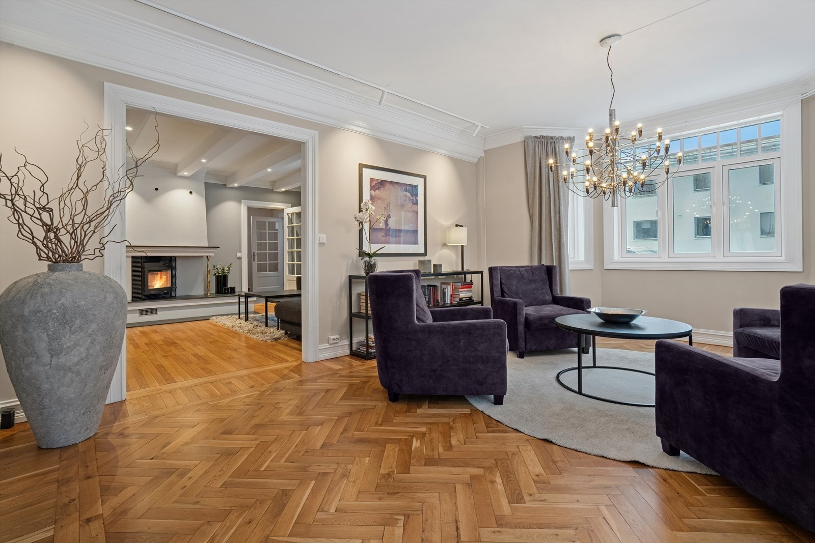 I 2020 ble parkettgulvet i 1. etasje slipt ned og lakkert - For øvrig har rommene malte vegger i moderne farger. Galleribilde