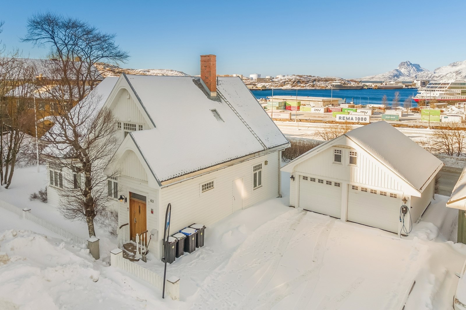 I 2014 ble det satt opp ny dobbelgarasje og det er etablert lader for elbil på garasjevegg Galleribilde