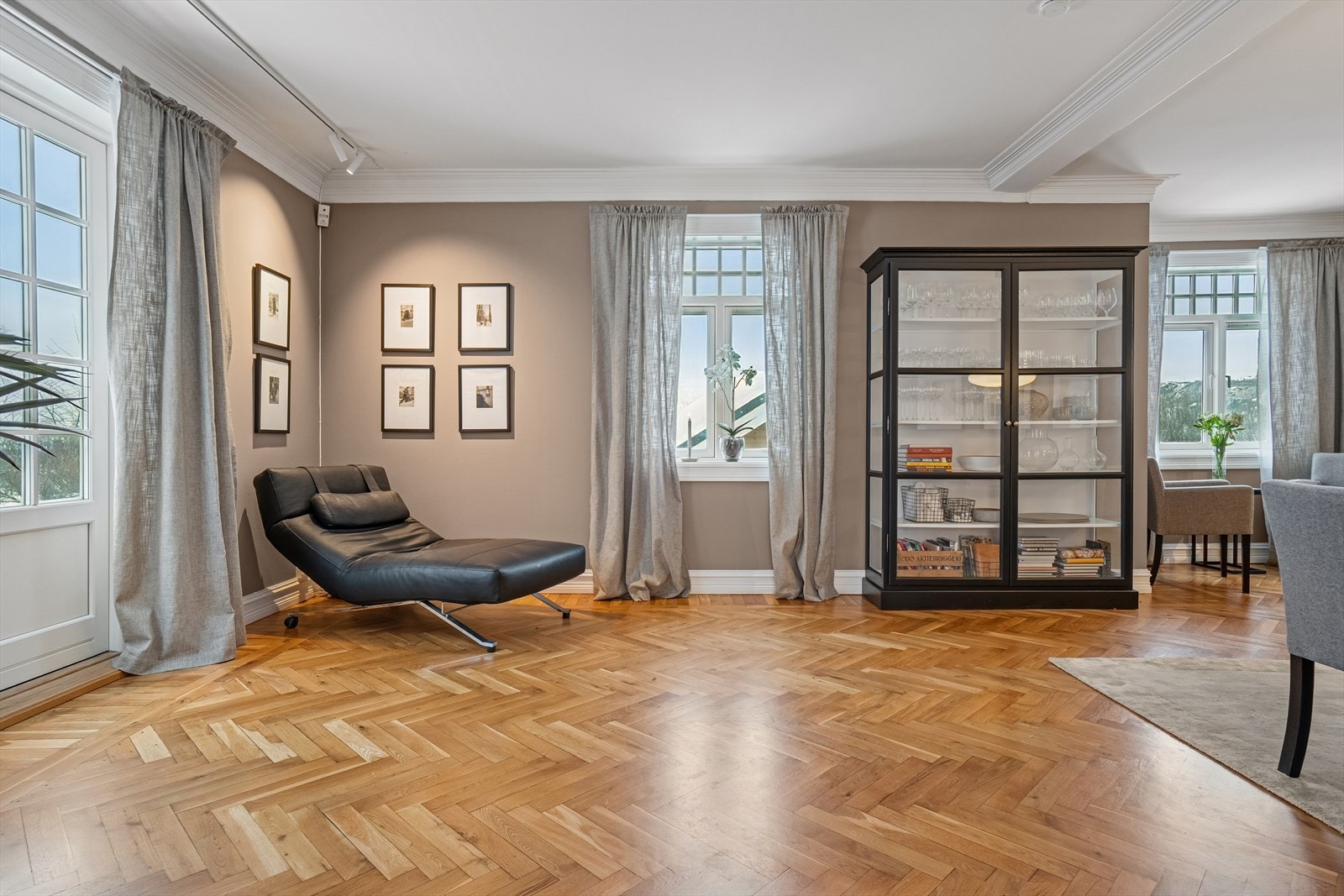 Spisestuen er stor med plass til både spisegruppe, daybed/lesekrok Galleribilde