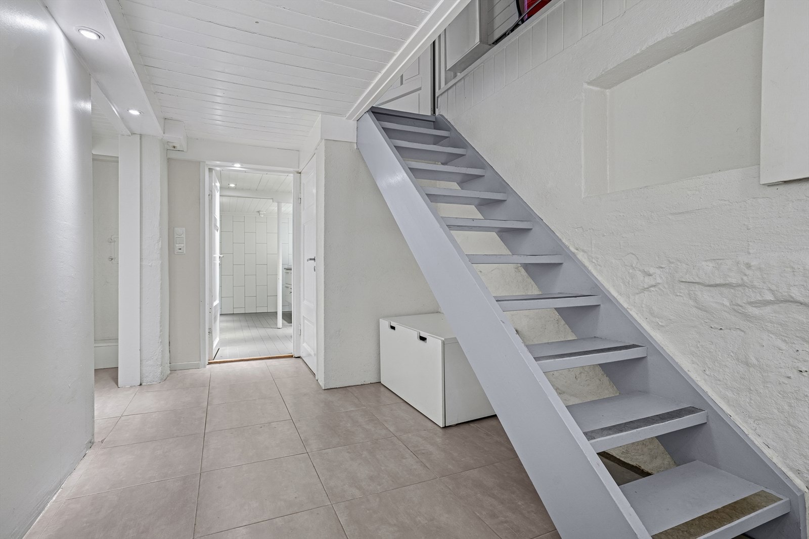 I kjelleren er det to romslige boder, bad/vaskerom og kjellerstue - Det gjøres imidlertid oppmerksom på at kjellerstue og bad/vaskerom ikke er søkt/godkjent bruksendret (ser mer under punkt "ferdigattest/brukstillatelse") Galleribilde