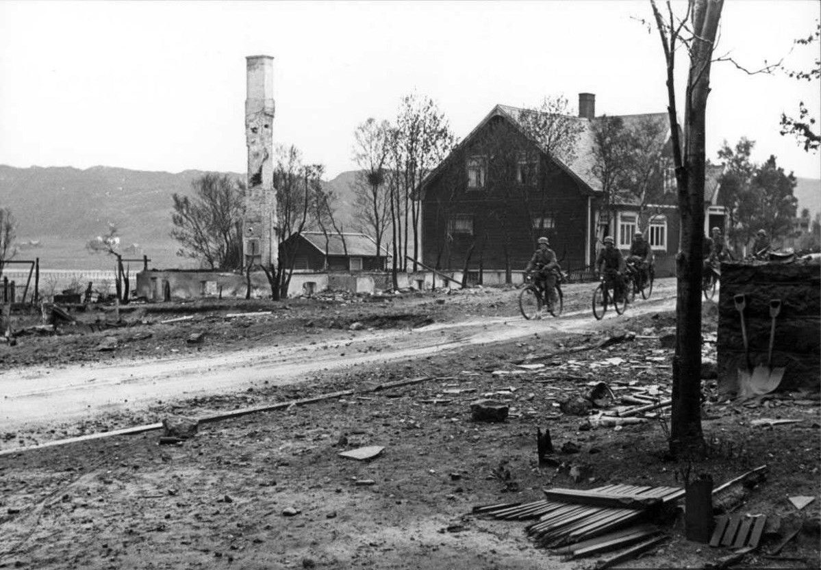 Historisk bilde fra ca. 1940, de fleste naboeiendommene var bombet sønder og sammen. Fortroppen som først annkom Bodø 1. juni 1940 bestod av 28 tyske soldater som kom syklende. Storgata 63 sees i bakgrunnen. Galleribilde