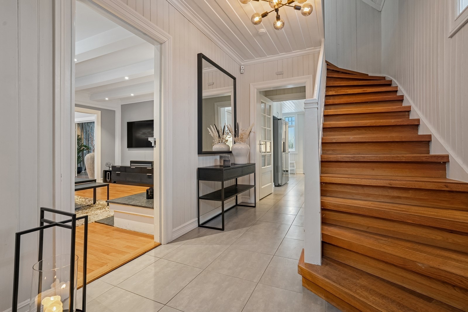 Herfra har du tilgang til TV-stuen og kjøkkenet, samt trappeløp i begge retninger Galleribilde