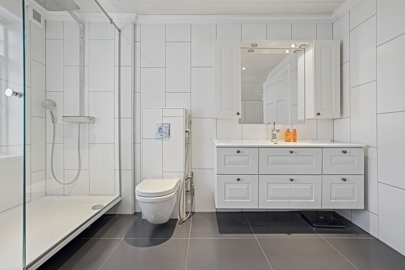 Her finner du vegghengt toalett m/hånddusj, dusjkabinett m/takdusj og baderomsinnredning Galleribilde