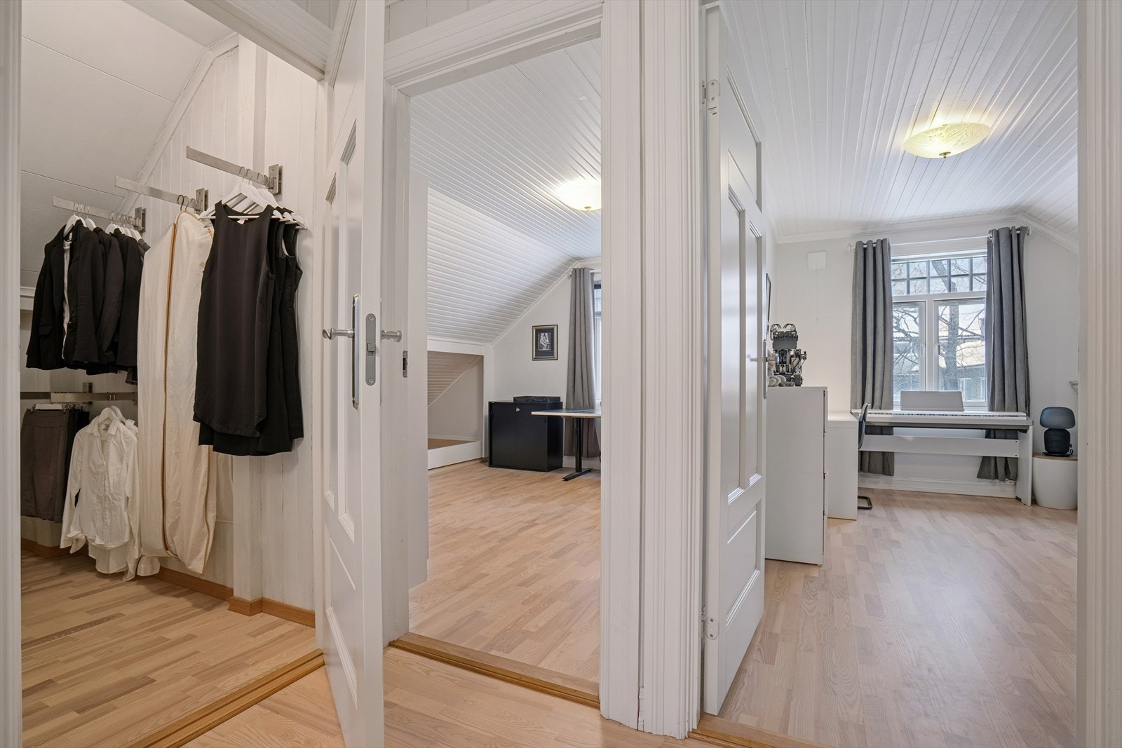 I tillegg er det to kjekke boder, som bl.a. kan benyttes til klesoppbevaring Galleribilde