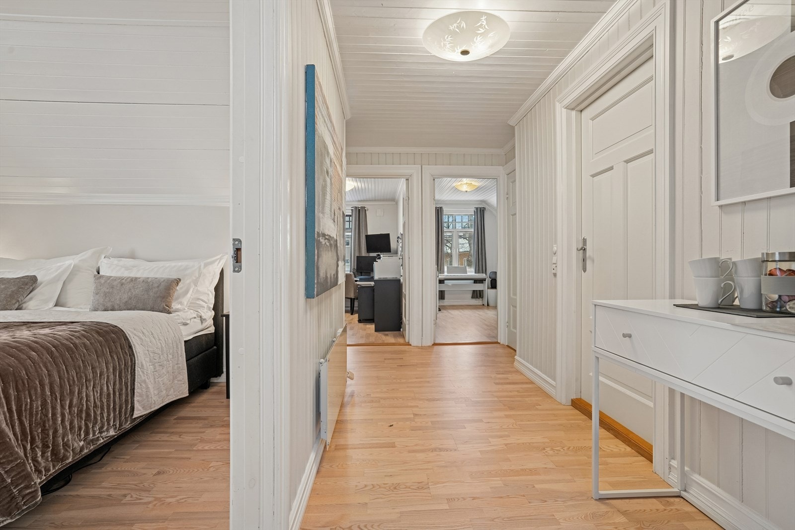 Alle soverommene har parkettgulv og lysmalte overflater Galleribilde