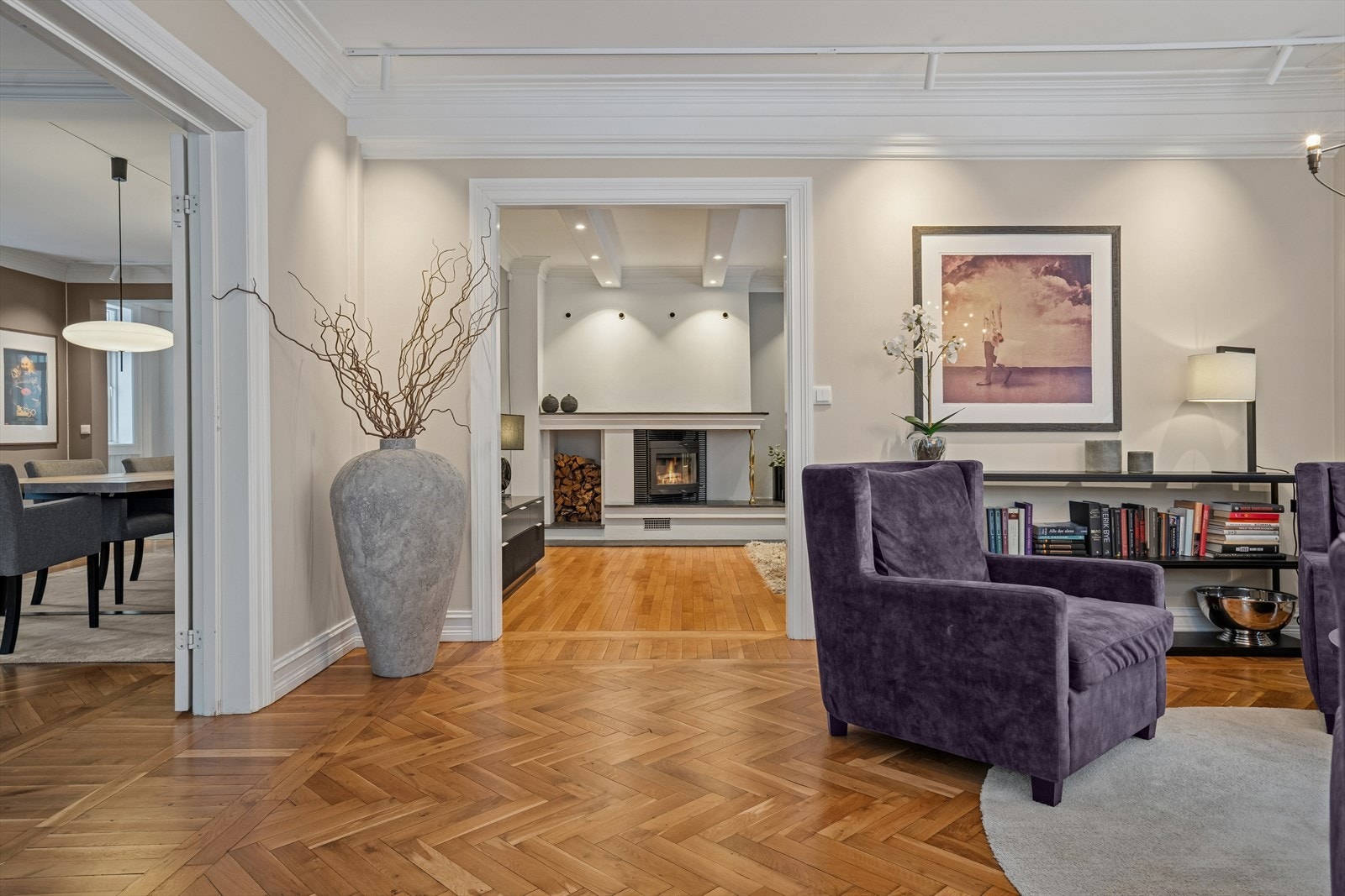 Hovedstuen er perfekt som et sosialt rom og ligger fint plassert mellom TV-stuen og spisestuen Galleribilde