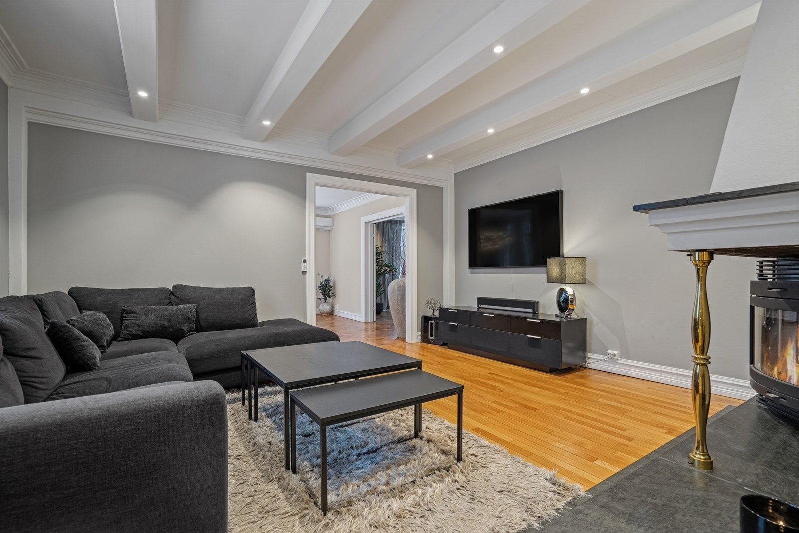 I TV-stuen får en fin plass til stor sofa med tilhørende bord Galleribilde