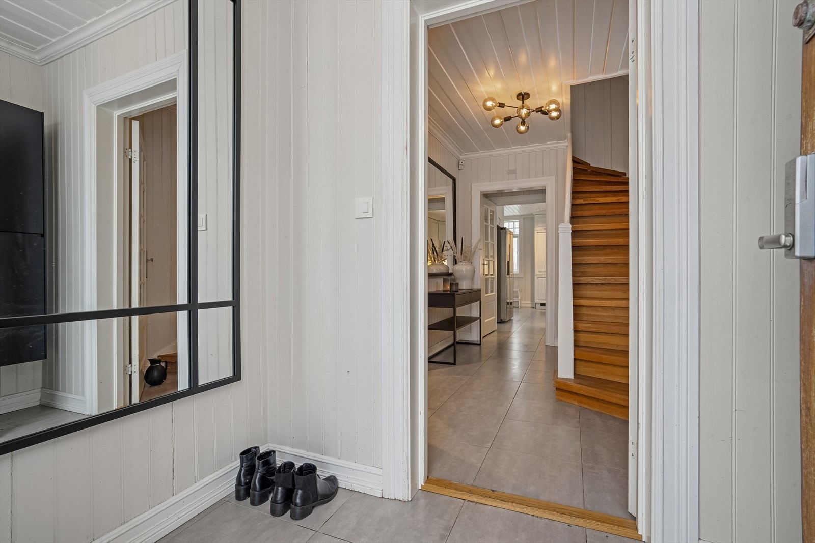 Du ønskes velkommen inn i en hyggelig flislagt entré med varmekabler i gulvet Galleribilde