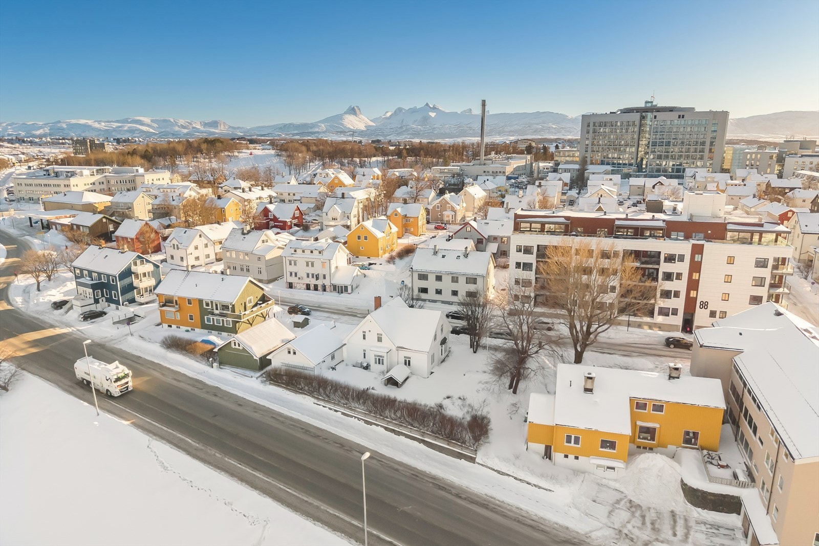 Til tross for den svært urbane beliggenheten er naturen og aktivitetsområder aldri langt unna i Bodø - Du har nærhet til flere fine parker som bl.a. Rensåsparken hvor det er tilrettelagte stier, frisbeegolfbane, store gressletter m.m Galleribilde