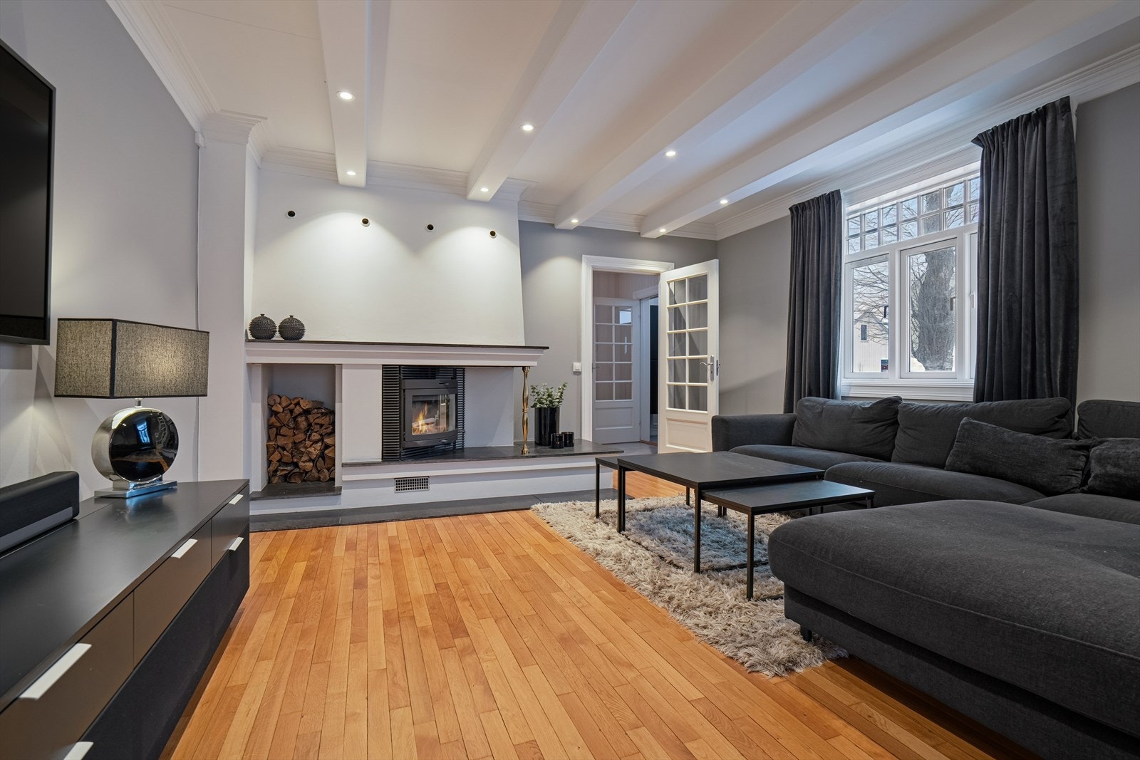 I 1. etasje er det hele tre stuer (TV-stue, salongstue og spisestue) - Her er det en fin standard som kombinerer det klassiske med med moderne Galleribilde